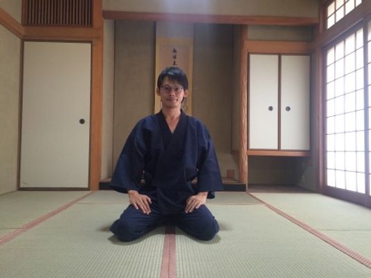 畳の部屋で座る人