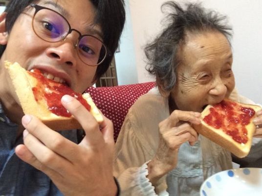 共に笑い合うスタッフと高齢者