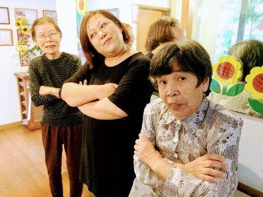 笑顔で立つ女性たちの集合