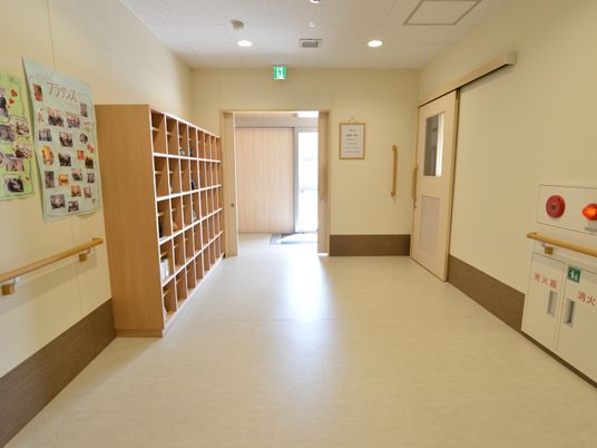 広々とした明るい廊下