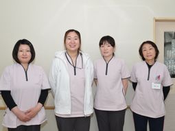 明るい表情の職員たち