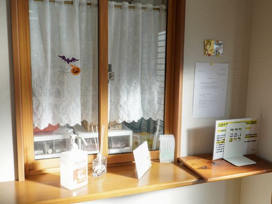 日差し入る窓辺