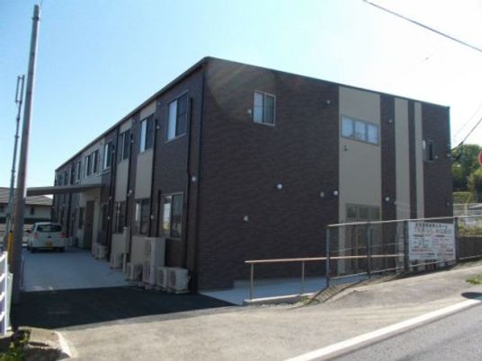 茶色い外壁の建物外観