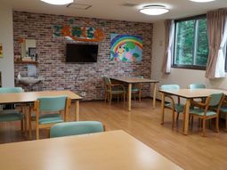 レンガ風壁のダイニングルーム