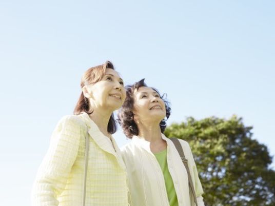 笑顔で空を見る二人