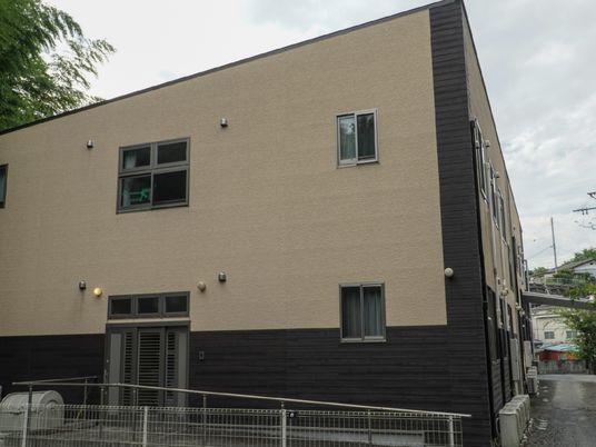 モダンな外観の建物