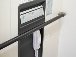 手すり付きエレベーター内部