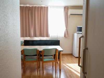 明るい居室の様子