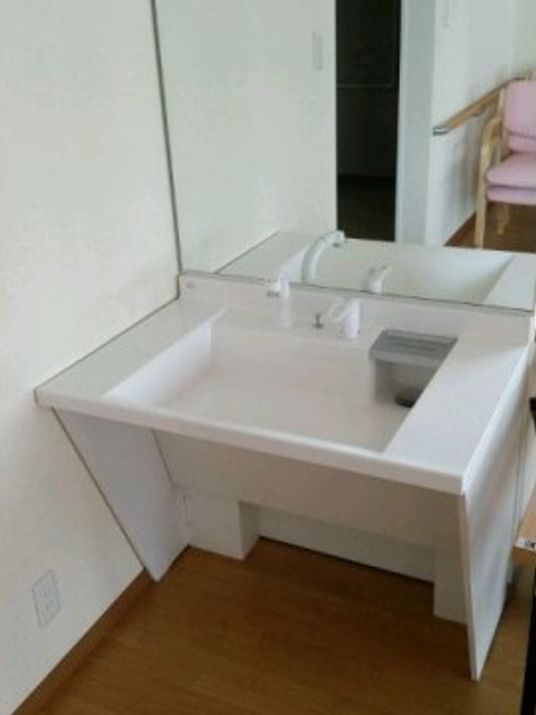 手すり付き洗面台