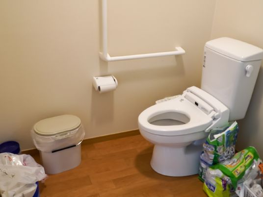 手すり付きのトイレ空間
