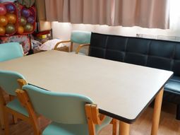 和やかな食堂のテーブルセット