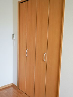 木目調の洋室クローゼット