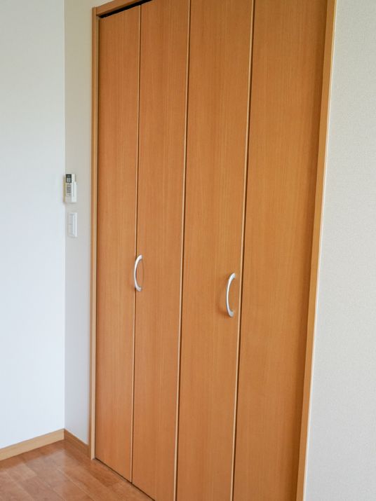 木目調の洋室クローゼット
