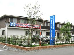 外観と緑のある中庭