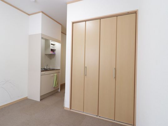 居室のクローゼットと洗面台