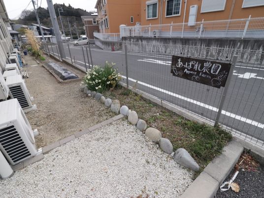 看板と砂利の敷地