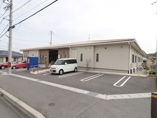 広々とした駐車場の外観