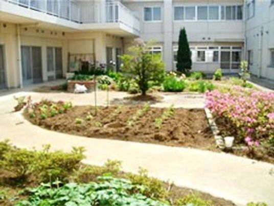 中庭の花壇と通路  