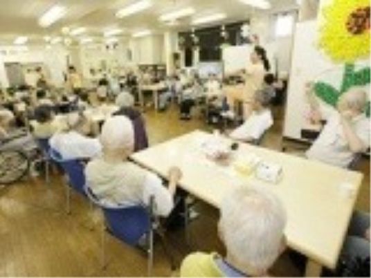 多くの利用者のいる共有スペース