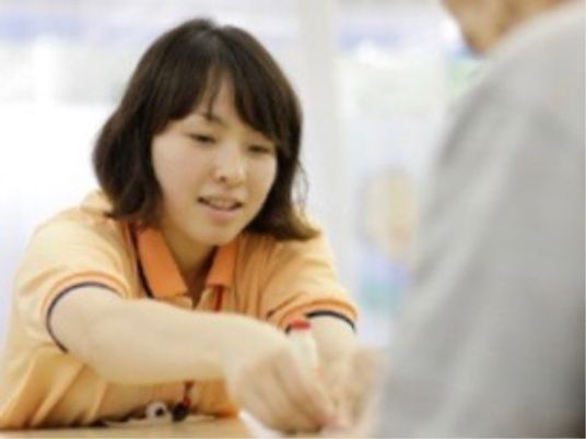 スタッフが手を差し伸べる様子