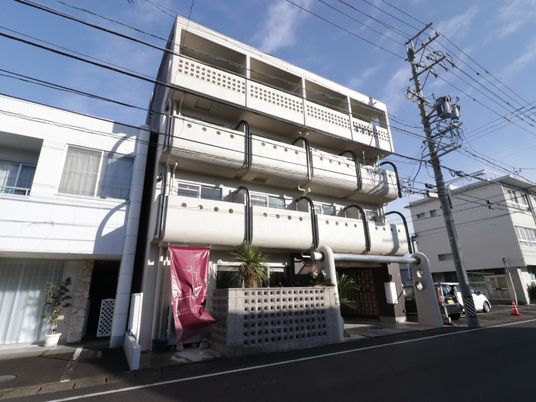 白い建物の外観 