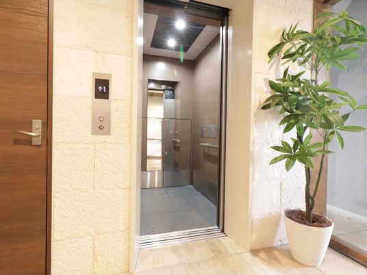  綺麗なエレベーターホール  