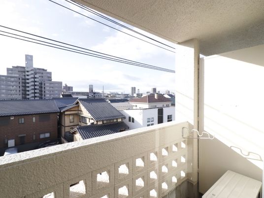  屋外の景色が見えるバルコニー  