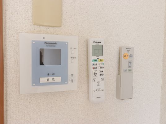 通信機器と制御装置の壁面 