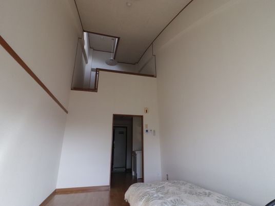  明るい個室の一角  
