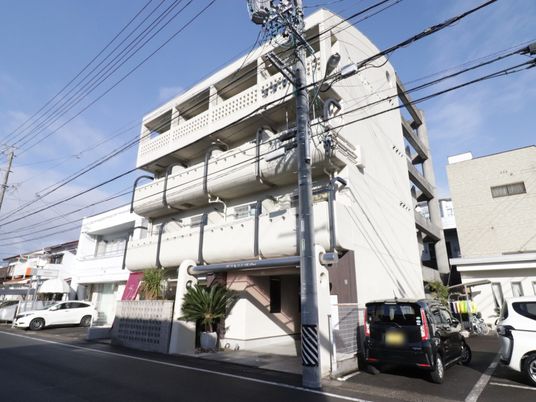 多階層の建物外観 