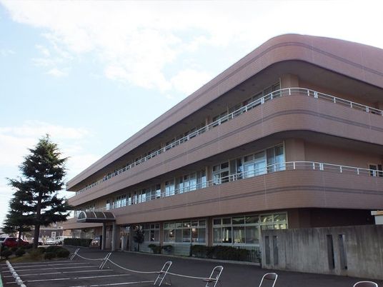 大きな建物の外観  