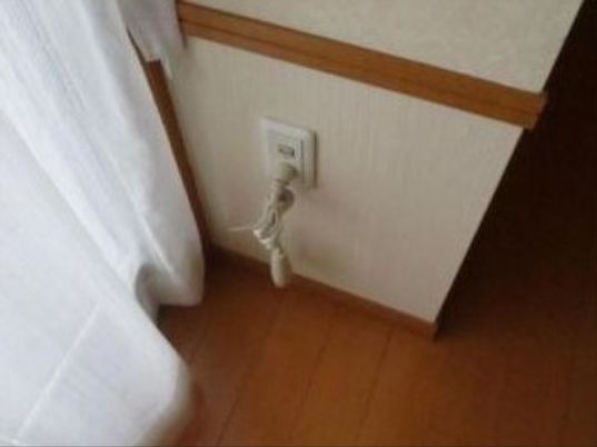 コンセントとカーテンの部屋