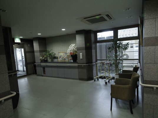 受付スペースのある廊下