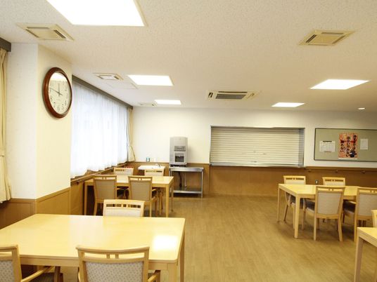 暖かみのある明るい食堂