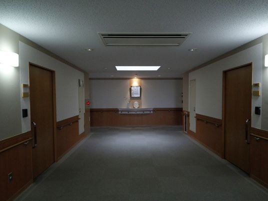 広々とした明るい廊下