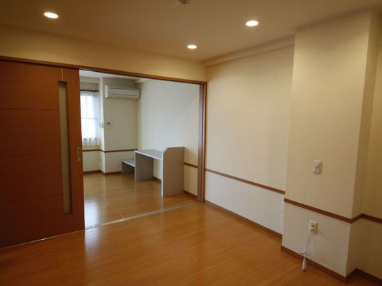 広々とした洋室の空間