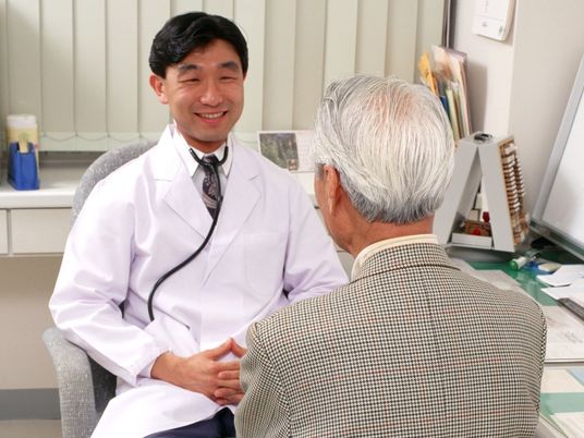 医療スタッフと高齢者の対話