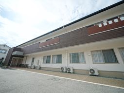 明るい外観の建物