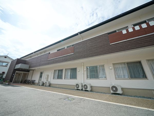 明るい外観の建物
