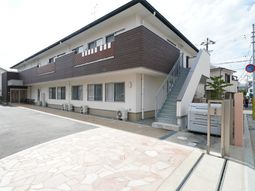 明るい外観の建物