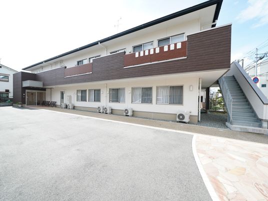広々とした清潔な外観