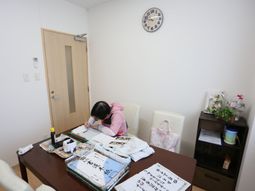 書道を楽しむ女性と部屋