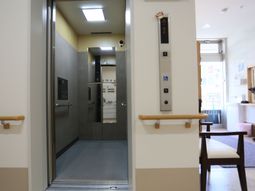 エレベーター付近の通路