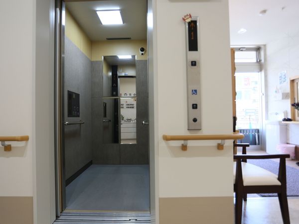 エレベーター付近の通路