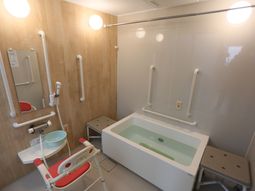 バリアフリー設計の浴室