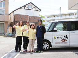 スタッフと車の前でポーズ