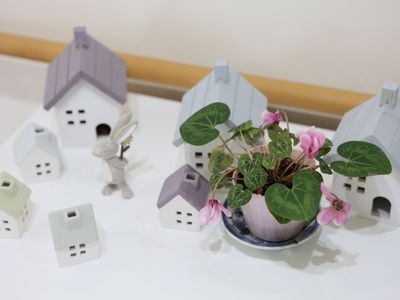 小さな家と植物の飾り