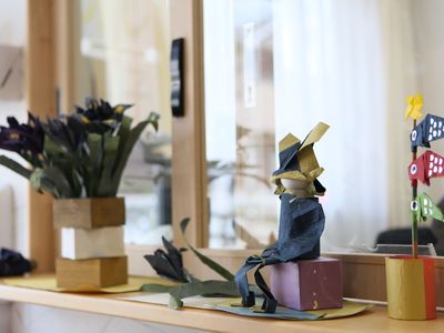 折り紙の装飾付き棚
