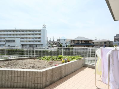 中庭の緑と洗濯物