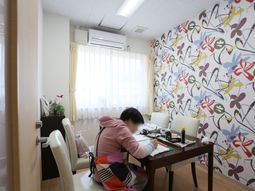 居室で活動する人